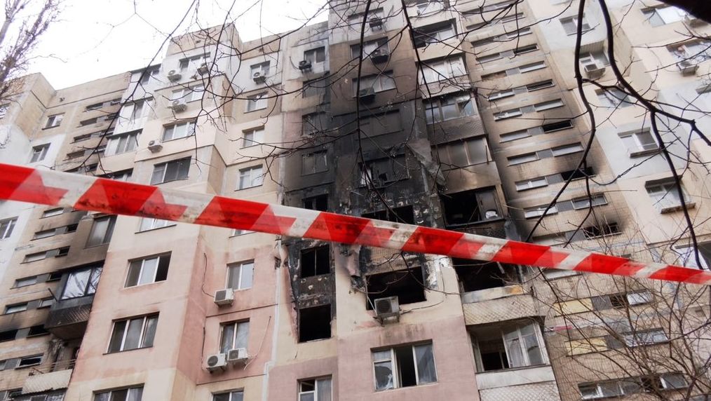 Детальніше про статтю Трагічні наслідки обстрілу Одеси: зростає кількість загиблих