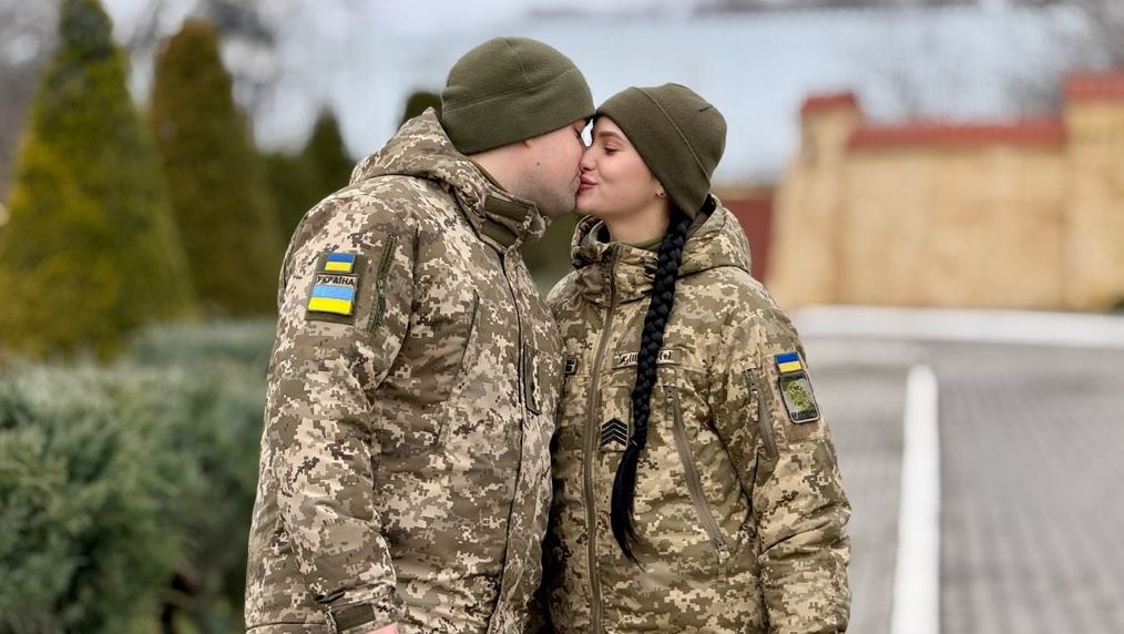 Детальніше про статтю Побачення по відеозв’язку та освідчення через три місяці: історія кохання прикордонників з Одещини