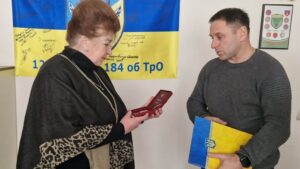 Детальніше про статтю Матері загиблого воїна нагородили в Одеському районі