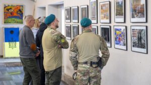 Детальніше про статтю Українські фотографії: Виставка ‘Уламки загальної тиші’ в Одесьському Veterans HUB