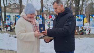 Детальніше про статтю Згорьбенею сім’я отримала державні нагороди за загиблого військового з Одещини