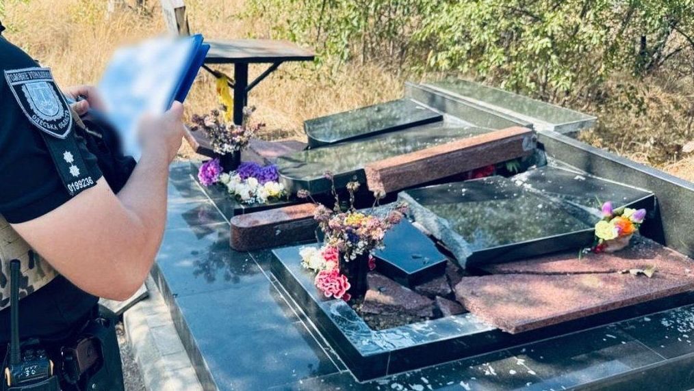 Детальніше про статтю В Одесі винесли вирок чоловіку, зруйнувавши цвинтарне майно