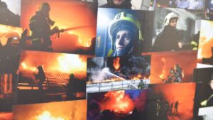Детальніше про статтю Стіна Незламності в Одесьському Центрі: Фотографії Рятувальників