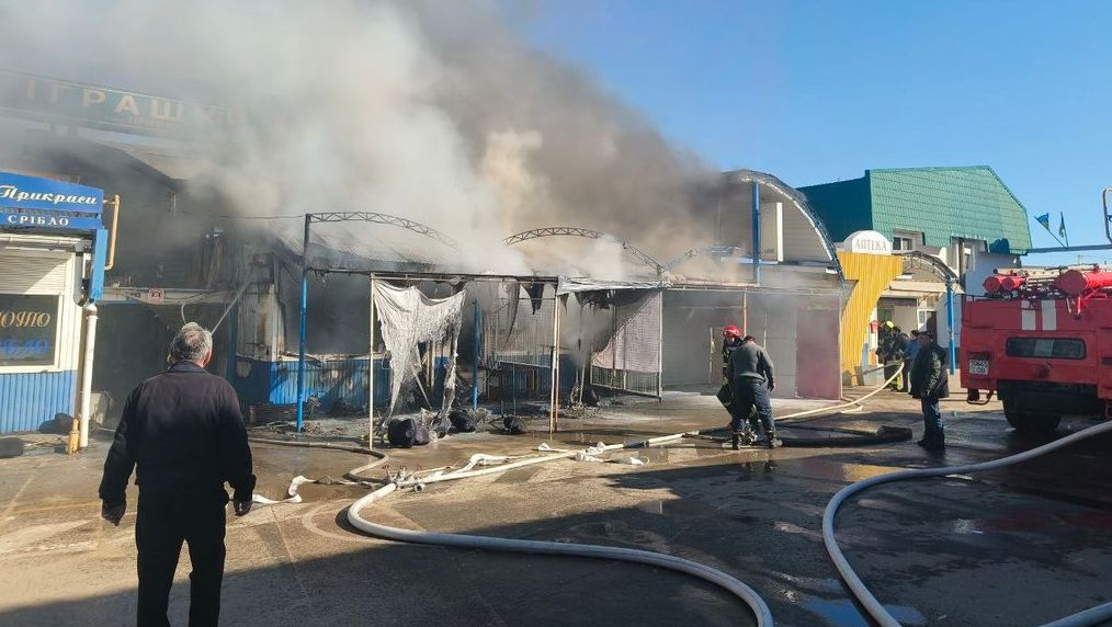Детальніше про статтю В Одеському ринку «7 кілометр» спалахнула пожежа