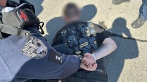Детальніше про статтю Затримання чоловіка зі зброєю в Одесі
