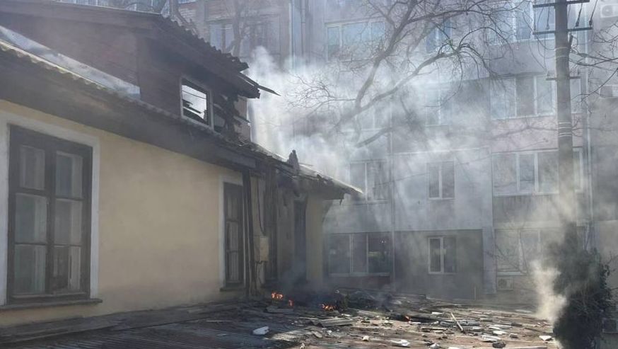 Детальніше про статтю Обстріл Чорноморська БпЛА: Пошкоджена нежитлова споруда