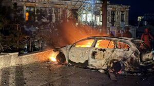 Детальніше про статтю Нічна атака дронів на Одесу: пошкодження в трьох районах і постраждалі