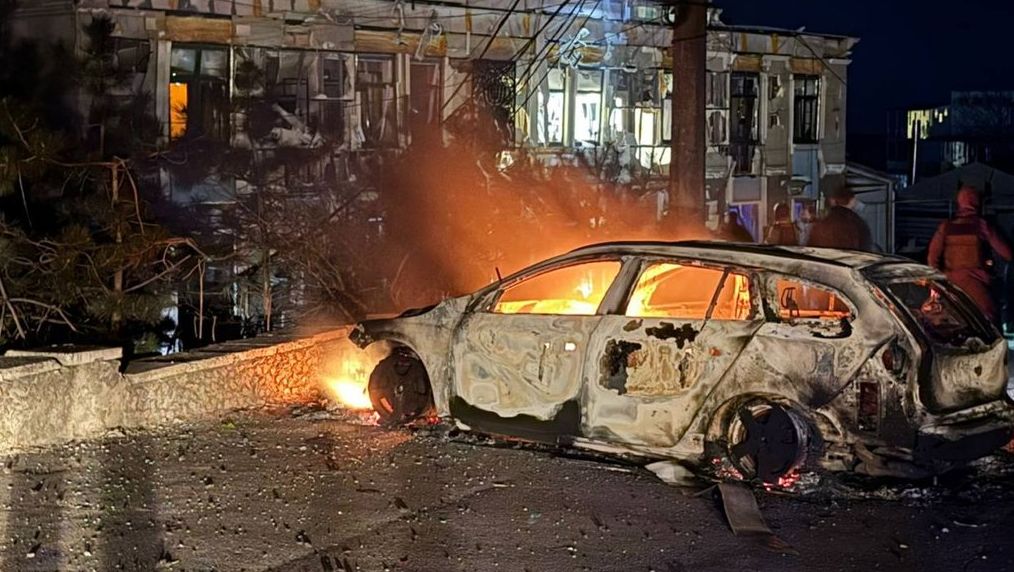 Детальніше про статтю Нічна атака дронів на Одесу: пошкодження в трьох районах і постраждалі