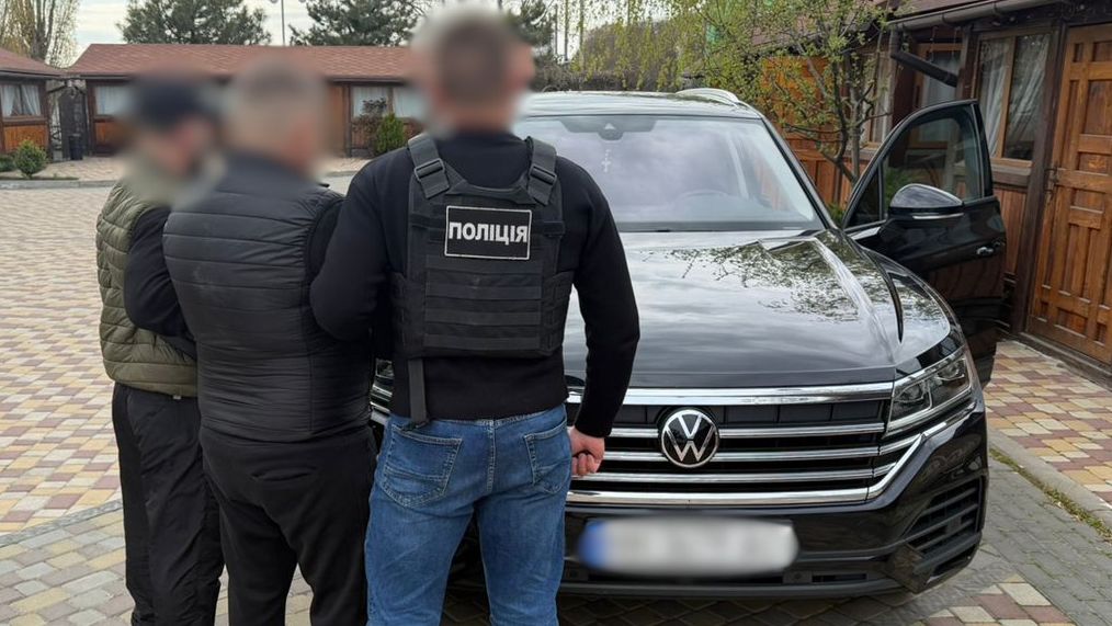 Детальніше про статтю Схема незаконного виїзду з України: деталі справи в Одесі