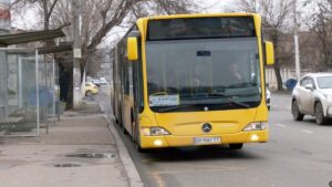 Детальніше про статтю Як в Одесі працюватиме транспорт у поминальний день: оновлені маршрути до кладовищ