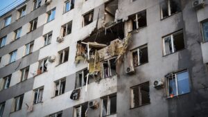 Детальніше про статтю Удар дрона по багатоповерхівці в Одесі: одна загибла людина, шестеро поранених