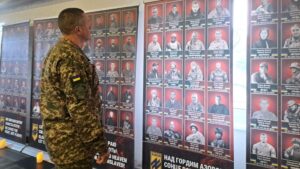 Детальніше про статтю Фотовиставка в Одесі: Пам’ять про героїв Маріуполя та білоруських добровольців