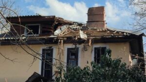Детальніше про статтю У Чорноморську після атаки дрона зруйновано частину другого поверху