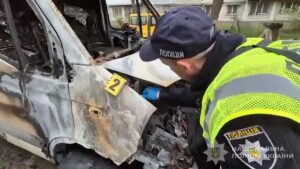 Детальніше про статтю Підпал мікроавтобуса в Пересипському районі: в Одесі оголосили підозру місцевому жителю