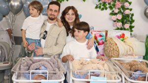 Детальніше про статтю Після нічної атаки в Одесі мати трійні повернулася додому з новонародженими синами
