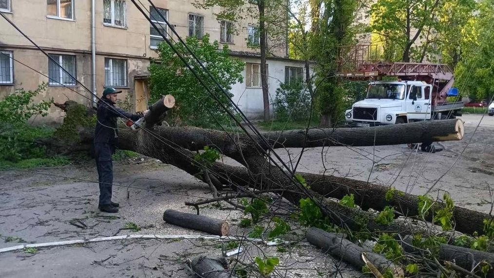 Детальніше про статтю Наслідки негоди на Одещині: пошкодження будинків, повалені дерева та відключення світла