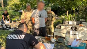 Детальніше про статтю В Одесі затримали чоловіка за продаж фіктивної інвалідності