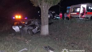 Детальніше про статтю Трагічна ДТП на Одещині: троє загиблих внаслідок зіткнення з деревом
