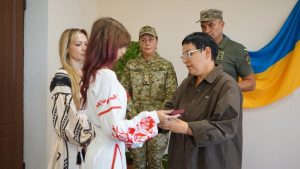 Детальніше про статтю В Одесі родині загиблого на «Азовсталі» прикордонника передали державну нагороду