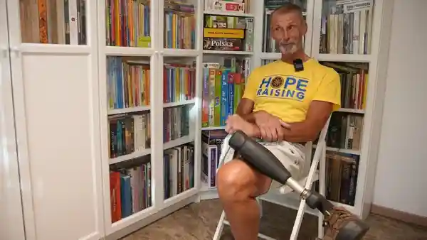 Детальніше про статтю Шлях незламності: як 69-річний ветеран подорожує Україною на велосипеді попри травми