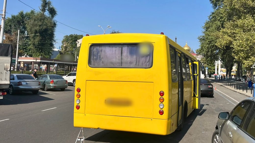 Детальніше про статтю Дорожньо-транспортна пригода в Одесі: в аварії маршрутки та легковика постраждали дві пасажирки