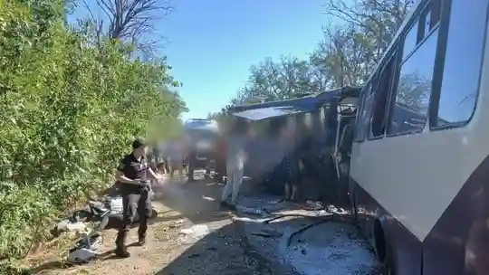 Детальніше про статтю Трагічна ДТП на Одещині: зіткнення двох автобусів призвело до загибелі людей