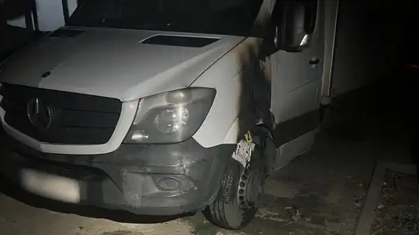Детальніше про статтю В Одесі затримали чоловіка за підпал авто: як шахраї вербують виконавців