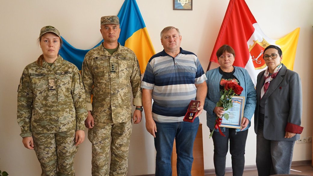 Детальніше про статтю Родині загиблого прикордонника з Одеси вручили державну нагороду