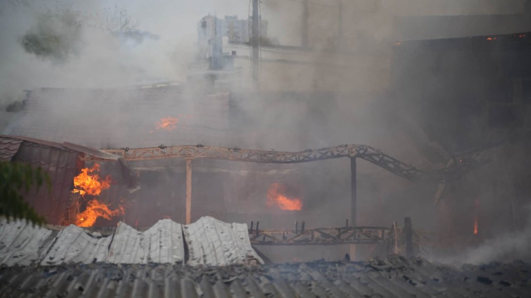 Ви зараз переглядаєте Масштабна пожежа на меблевому складі в Одесі: загинули дві жінки