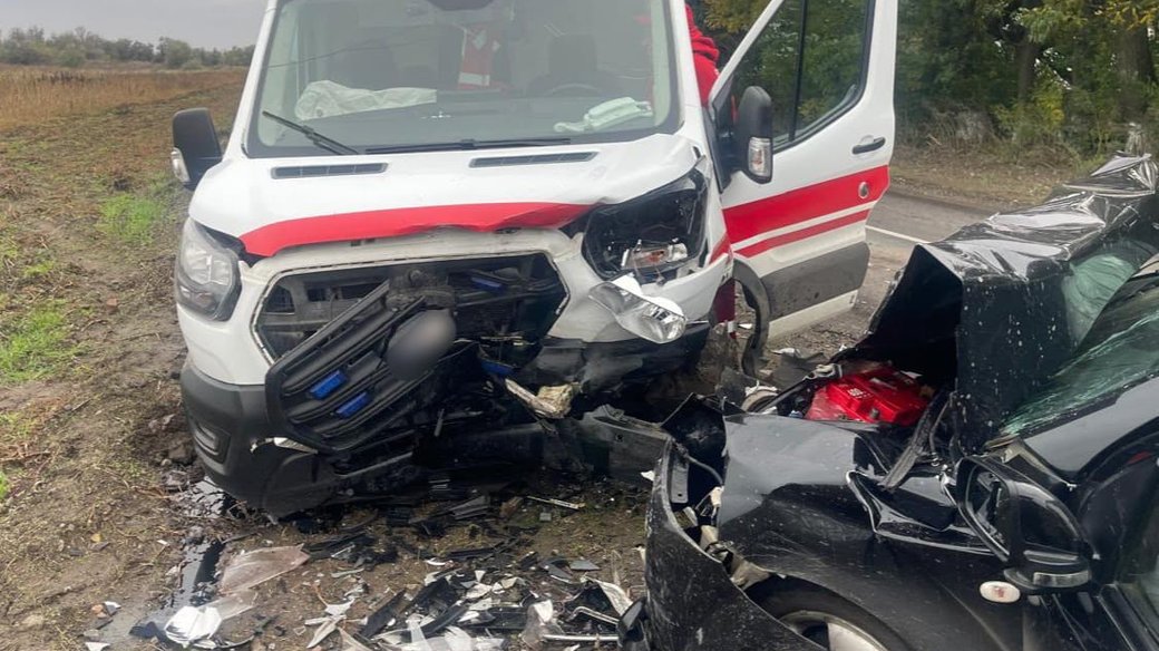 Ви зараз переглядаєте Смертельна ДТП в Одеському районі: легковик зіткнувся зі швидкою